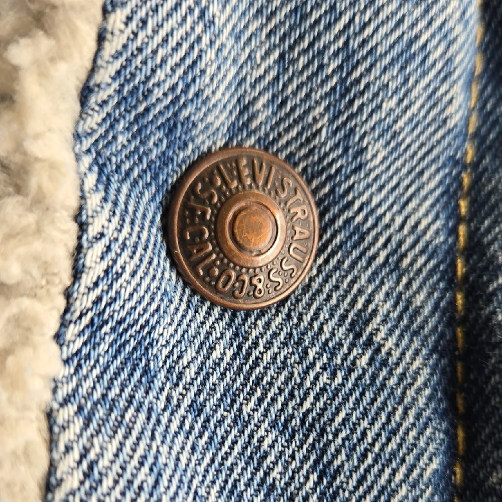 Levi's Light Blue Denim Jacket with Cream Sherpa Collar - Picture 9 of 11